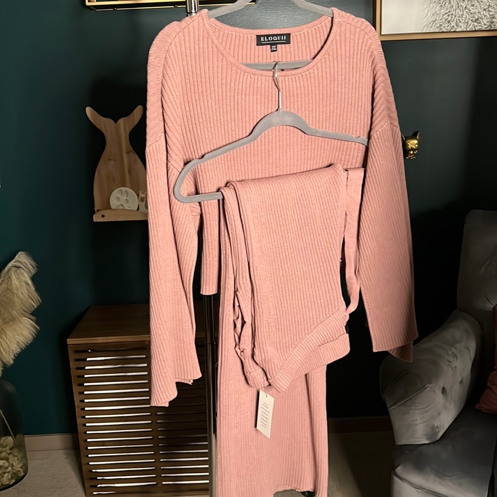 NWT pink robber eloquii set. Crop top shirt with bell sleeves